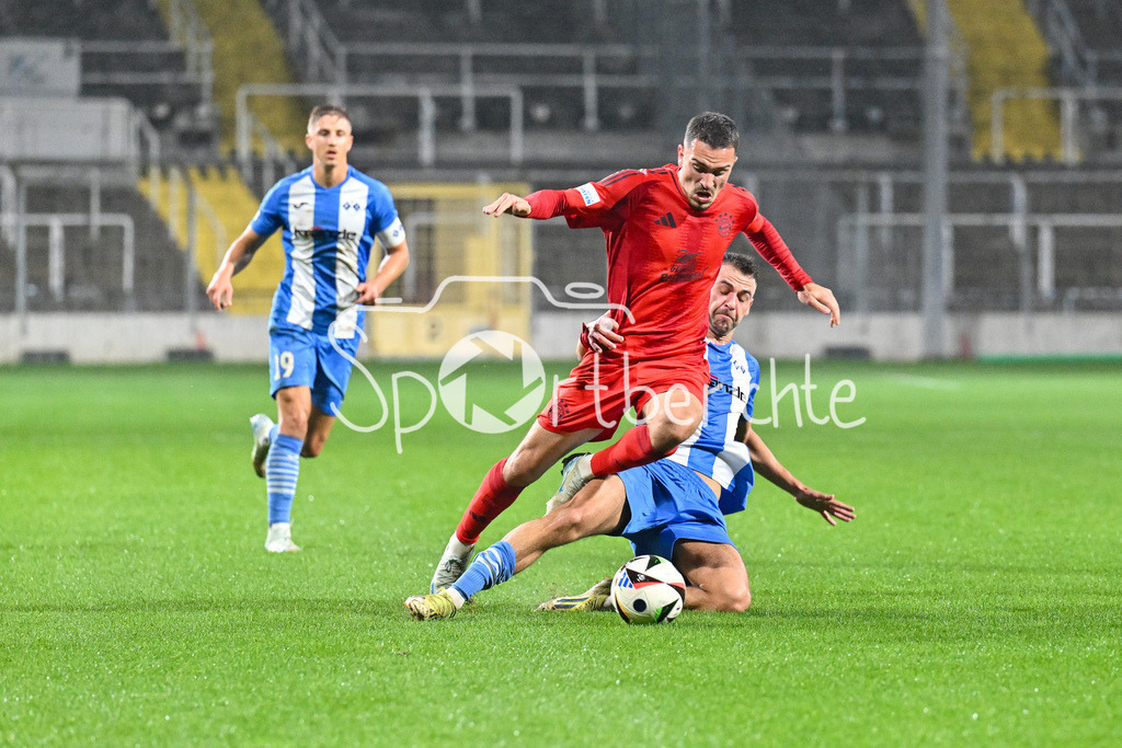 FC Bayern Amateure - FV Illertissen | im Duell Arijon IBRAHIMOVIC (FC Bayern München II #10) und Marin PUDIC (FV Illertissen #6) / Zweikampf