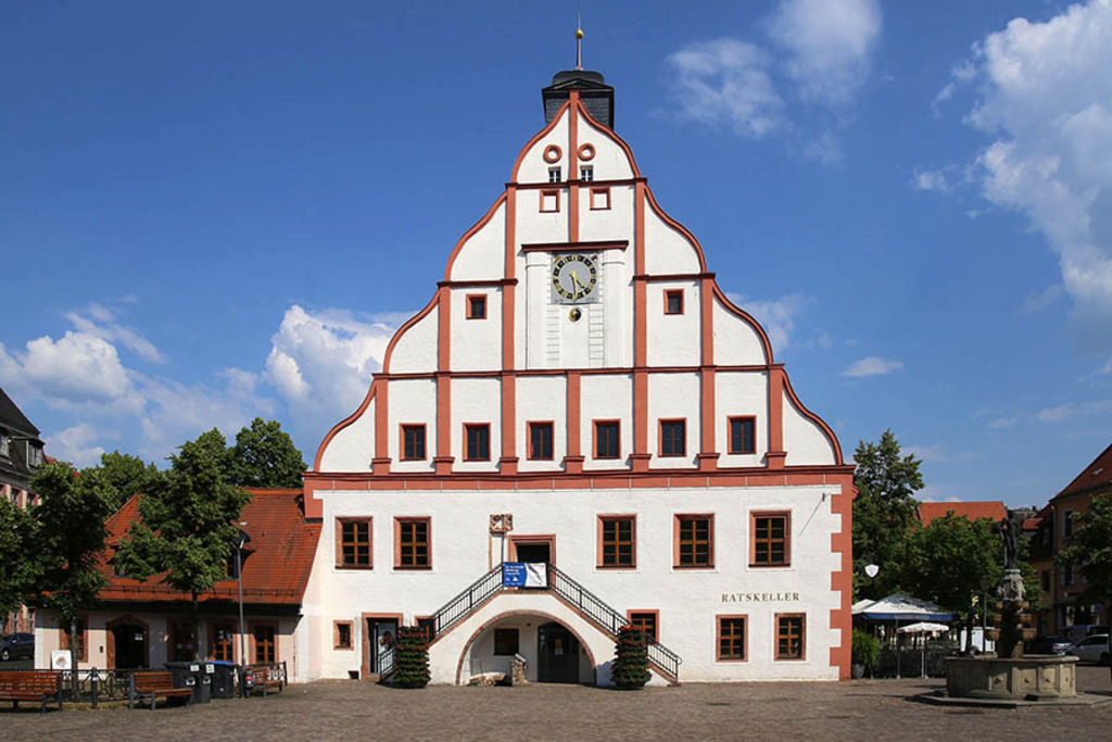 Grimma - Markt mit Rathaus und Eva-Brunnen | Entdecke über 20 Kategorien Leipzig-Motive: Foto-Downloads, hochwertige Poster, Leinwand- & Fine-Art-Prints. Jetzt Lieblingsfoto im Bildlexikon Leipzig Shop bestellen!