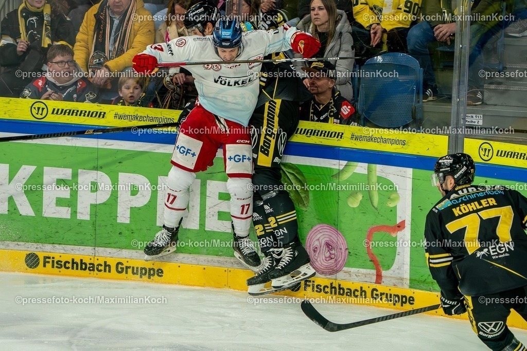 xKKUx11012601016 | 11.01.2026, xkkux, Eishockey, DEL2, Krefeld Pinguine - Düsseldorfer EG, Yayla-Arena Krefeld: Krefelds Oliver Mebus wird von  Leon Niederberger (DEG #17) in die Bande geschickt 