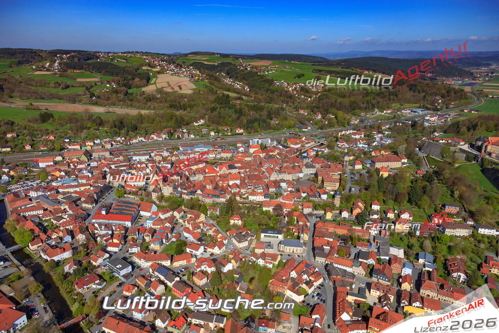 Die Luftaufnahme der Stadt Kronach wurde 2017 vom Flugzeug heraus erstellt ( keine Drohne )- hohe Auflösung für beste Qualität