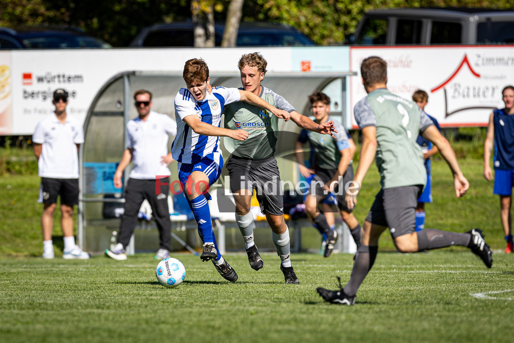 SG Hungerbach I gegen SV Eurasburg-Beuerberg | Fußball Herren Klasseklasse Gruppe 3 Zugspitze 2025/26, SG Hungerbach I gegen SV Eurasburg-Beuerberg, 20250920,Zweikampf,2025-09-20 in Oberhausen (Sportplatz Oberhausen), Felix EICHERBERGER (SV Eurasburg-Beuerberg 22), Julian BIERLING (Hungerbach 8)Copyright: WolfgangxLindner www.foto-lindner.de