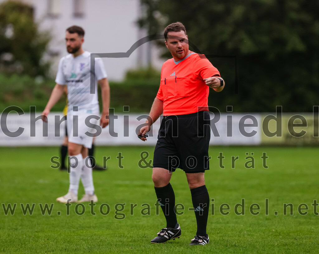 2023-08-09_117_FC_Moosinning_II_gegen_SpVgg_Altenerding | Moosinning, Deutschland, 09.08.2023:
Fußball, Kreisliga 2023 / 2024, 3. Spieltag, FC Moosinning II gegen SpVgg Altenerding, Endergebnis: 1:1

Schiedsrichter Stefan Empl

Foto: Christian Riedel / fotografie-riedel.net