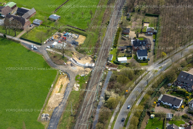 Voerde230301078Betuwe | Luftbild, Ausbau der Betuwe Linie zwischen Ruhrgebiet und den Niederlanden im Bereich Voerde zur dreigleisigen Bahnstrecke, , alle beschrankten Bahnübergänge werden entfallen oder durch Über- oder Unterführungen ersetzt werden. Vor allem ist die Ausbaumaßnahme für die Bahn mit der Verpflichtung verbunden, nunmehr Lärmschutz für die betroffenen Menschen zu gewähren. Stockum, Voerde, Niederrhein, Ruhrgebiet, Nordrhein-Westfalen, Deutschland