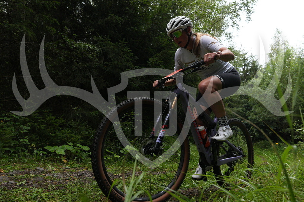 A6703524 | Fotogalerie der Treibjagd im Dunkelwald - Dein MTB Etappenrennen im Erzgebirge - Realisiert mit Pictrs.com