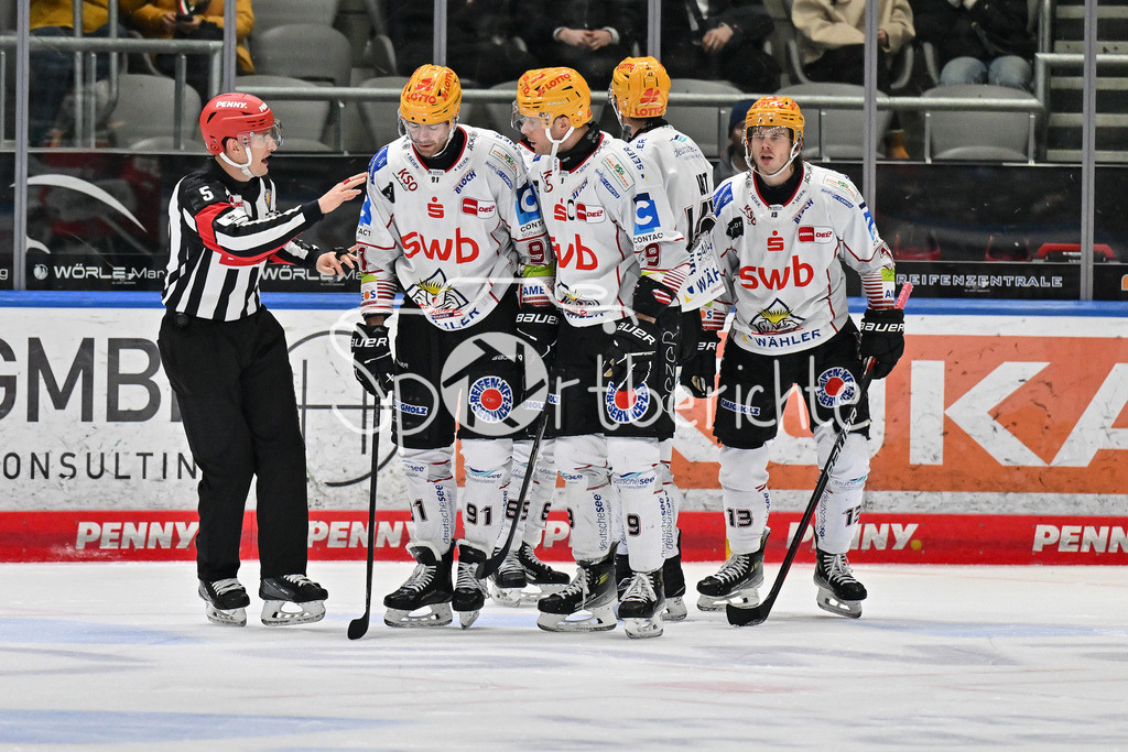 Augsburger Panther - Fischtown Pinguins | Die Gaeste freuen sich ueber den Treffer zum 1-6 durch Matthwe ABT (Fischtwon Pinguins 42) / Freude / Happy / Tor / Torschuetze / DEL: Augsburger Panther - Fischtown Pinguins, Curt Frenzel Stadion am 08.01.2025
