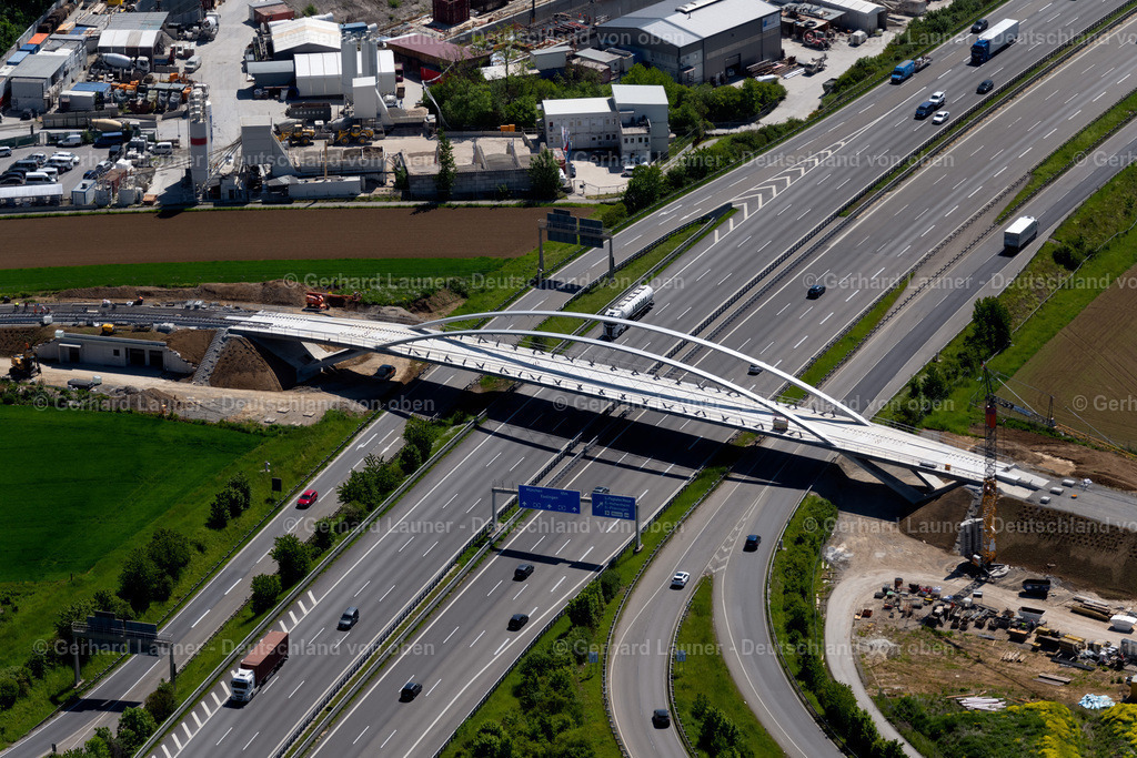 4045578 | STUTTGART 31.05.2021 Baustelle zum Neubau des Brückenbauwerkes der Stadtbahnlinie U6 über die Autobahnstrecke der BAB A8 in Stuttgart im Bundesland Baden-Württemberg, Deutschland. Weiterführende Informationen bei: Adam Hörnig Baugesellschaft mbH &amp; Co. KG,  MCE GmbH,  SBP GmbH,  Stuttgarter Straßenbahnen AG (SSB),  Sweco GmbH. // New construction of the bridge structure the U6 urban railway line over the A8 motorway in Stuttgart in the state Baden-Wuerttemberg, Germany. Further information at: Adam Hoernig Baugesellschaft mbH &amp; Co. KG,  MCE GmbH,  SBP GmbH,  Stuttgarter Strassenbahnen AG (SSB),  Sweco GmbH. Foto: Gerhard Launer