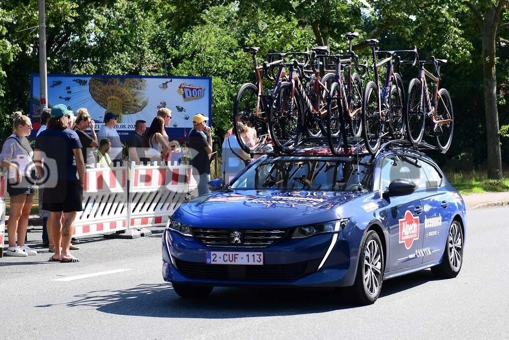 KBS Picture_Cyclassics-Hamburg2023_200823_065 | Cyclassics auf der Pinneberger Strasse in Rellingen , Serviceauto Team Alpecin ,Bemer Cyclassics Hamburg Radrennen 2023 , Durch Hamburg und Schleswig-Holsten ,UCI-WorldTour-Rennen Profi-Elite Herren ca.200KM , Amateurradfahrer Jedermann Rennen 60KM ,Amateurradfahrer Jedermann Rennen 100KM , - Realisiert mit Pictrs.com