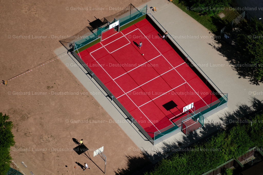 4033745 | FREIBURG IM BREISGAU 30.06.2020 Multifunktions - Sportplatz der Schönberg Grundschule an der Schulstraße im Ortsteil Sankt Georgen in Freiburg im Breisgau im Bundesland Baden-Württemberg, Deutschland. Weiterführende Informationen bei: Schönberg Grundschule. // Sports field of Schoenberg Grundschule on street Schulstrasse in the district Sankt Georgen in Freiburg im Breisgau in the state Baden-Wuerttemberg, Germany. Further information at: Schoenberg Grundschule. Foto: Gerhard Launer