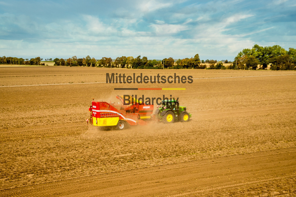 Landwirtschaft_Feld_Niederndoeleben_Traktor_Maschine-0574 | Die schönsten Luftbilder von Sachen-Anhalt & Mitteldeutschland als Bilddatenbank zur kommerziellen Nutzung. Nutzen Sie unsere Erfahrung seit 2005 in der Luftbildfotografie. - Realisiert mit Pictrs.com