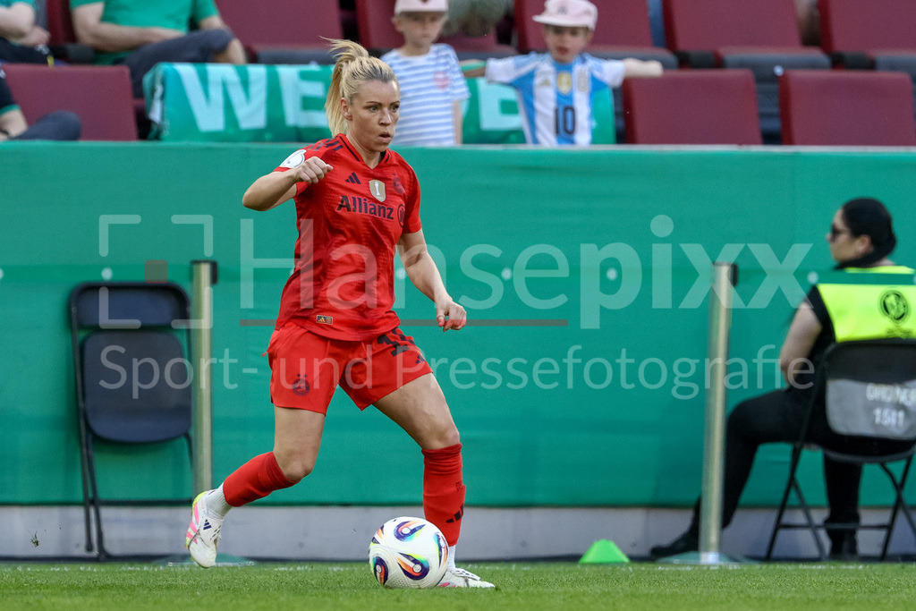 Fussball, DFB-Pokal Finale Frauen, FC Bayern München - SV Werder Bremen | Linda Dallmann (FC Bayern München, 10) am Ball, Freisteller, Einzelbild, Ganzkörper, Aktion, Action, Spielszene, DIE DFB-RICHTLINIEN UNTERSAGEN JEGLICHE NUTZUNG VON FOTOS ALS SEQUENZBILDER UND/ODER VIDEOÄHNLICHE FOTOSTRECKEN. DFB REGULATIONS PROHIBIT ANY USE OF PHOTOGRAPHS AS IMAGE SEQUENCES AND/OR QUASI-VIDEO.