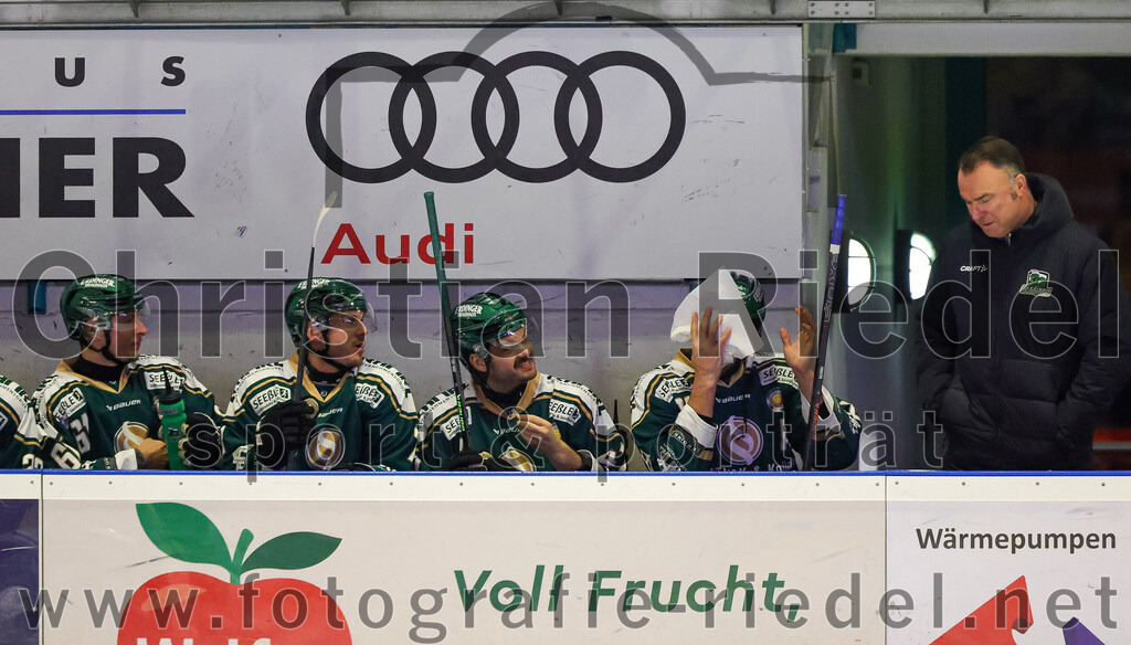 2025-12-28_039_TSV_Erding_gegen_onesto_Tigers_Bayreuth | Erding, Deutschland, 28.12.2025:Eishockey, Oberliga Süd 2025 / 2026, 31. Spieltag, TSV Erding gegen onesto Tigers Bayreuth, Endergebnis: 6:5 n.V.Dennis Miller (Erding Gladiators, #61), Louis Trattner (Erding Gladiators, #7), Marco Pfleger (Erding Gladiators, #47), Maximilian Forster (Erding Gladiators, #81), Teamchef Thomas Daffner (Erding Gladiators)Foto: Christian Riedel / fotografie-riedel.net