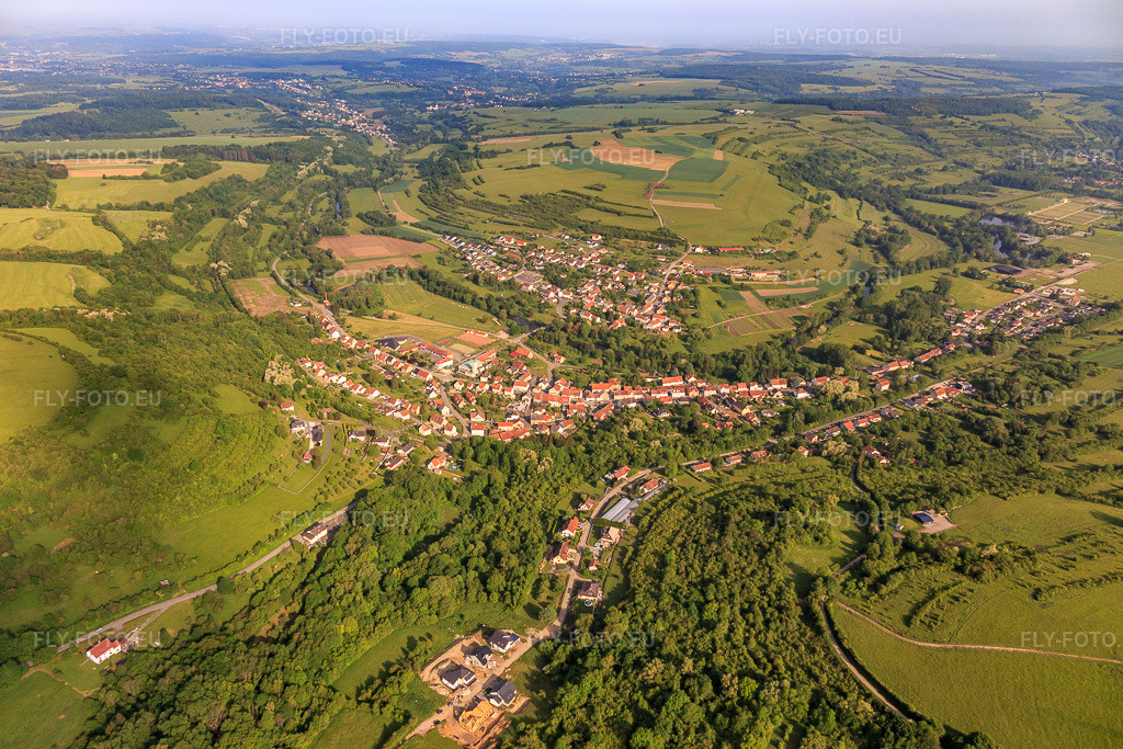 Vue aérienne: Vue de la ville depuis le sud à Bliesbruck dans le département Moselle, France – .Photo: IMG_107292.jpg prise le 19/05/2018 par Werner Riehm/FLY-FOTO.eu – Résolution de l'original: 5472 x 3648 px