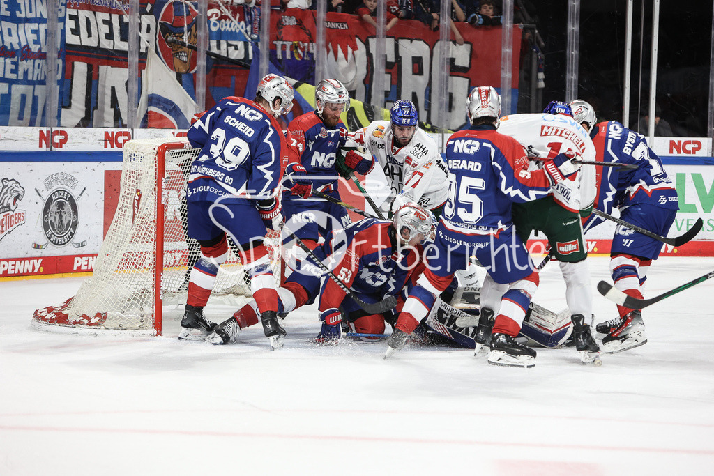 Nürnberg Ice Tigers - Augsburger Panther | Viel los vor dem Tor von Niklas TREUTLE (NIT #31) / umkaempfte Partie in Nuernberng