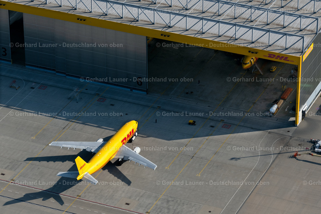 4040034 | SCHKEUDITZ 14.09.2020 Abstellflächen, Vorfeld und Logistikflächen an den Abfertigungs- Gebäuden und Frachtterminals auf dem Gelände des Luftfrachtdrehkreuz am Flughafen und DHL Hub an der Hermann-Köhl-Straße in Schkeuditz im Bundesland Sachsen, Deutschland. Weiterführende Informationen bei: DHL Hub Leipzig GmbH,  DHL Paket GmbH,  Deutsche Post AG,  OBERMEYER Project Management GmbH,  RKW Architektur +  Rhode Kellermann Wawrowsky GmbH. // Check-in buildings and cargo terminals on the grounds of the airport on DHL Hub in Schkeuditz in the state Saxony, Germany. Further information at: DHL Hub Leipzig GmbH,  DHL Paket GmbH,  Deutsche Post AG,  OBERMEYER Project Management GmbH,  RKW Architektur +  Rhode Kellermann Wawrowsky GmbH. Foto: Gerhard Launer