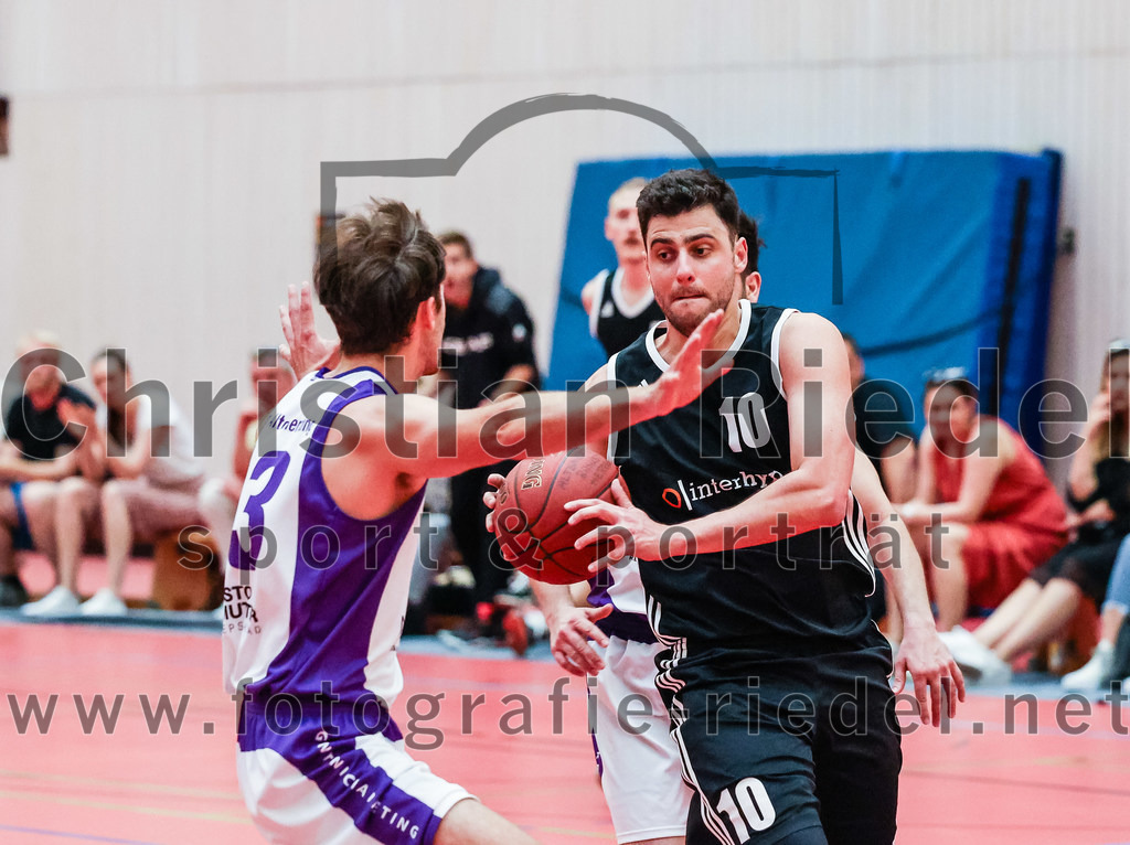 2022-05-15_073_SpVgg_Altenerding_gegen_TSV_Muenchen-Forstenried | Erding, Deutschland, 15.05.2022:
Basketball, Bezirksliga 2021 / 2022, Play-Offs, SpVgg Altenerding gegen TSV München-Forstenried, Endergebnis: 55:57

Jonah Timothy Richardson (SpVgg Altenerding, #13), Tarek Lamar (TSV München-Forstenried, #10)

Foto: Christian Riedel / fotografie-riedel.net