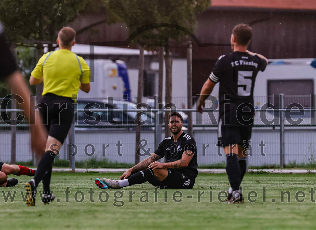 2023-08-25_045_FC_Finsing_gegen_FC_Lengdorf | Finsing, Deutschland, 25.08.2023:
Fußball, Kreisliga 2023 / 2024, 6. Spieltag, FC Finsing gegen FC Lengdorf, Endergebnis: 5:0

Schiedsrichter Etienne Fromme, Markus Rickhoff (FC Finsing, #7), Leonhard Hölzl (FC Finsing, #5)

Foto: Christian Riedel / fotografie-riedel.net