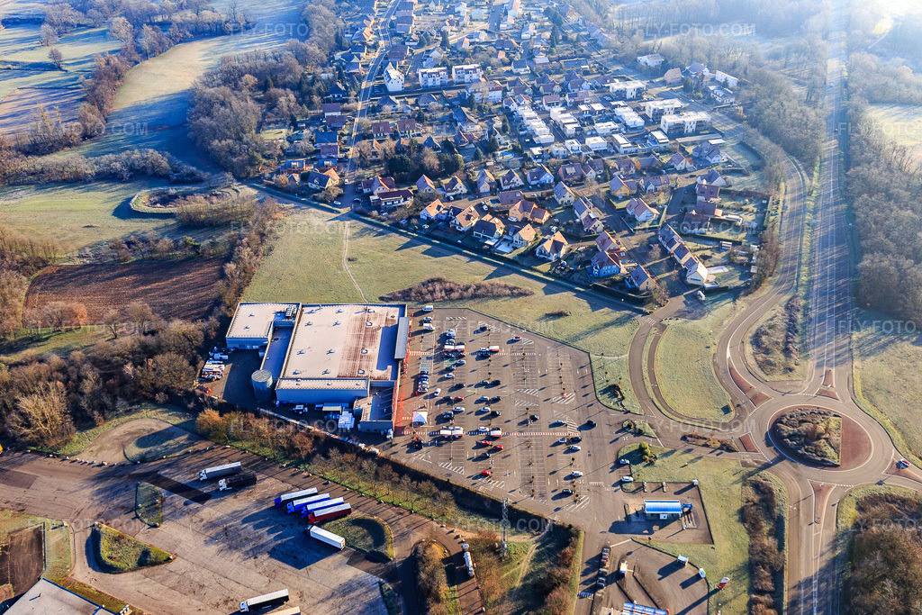 Aerial view: Supermarket Market Scheibenhard in Scheibenhard in the state Bas-Rhin, France. – Photo: IMG_124052.jpg taken on 01/11/2021 by Werner Riehm/FLY-FOTO.com – Resolution of the original: 5472 x 3648 px – WWW.CARREFOUR.FR
