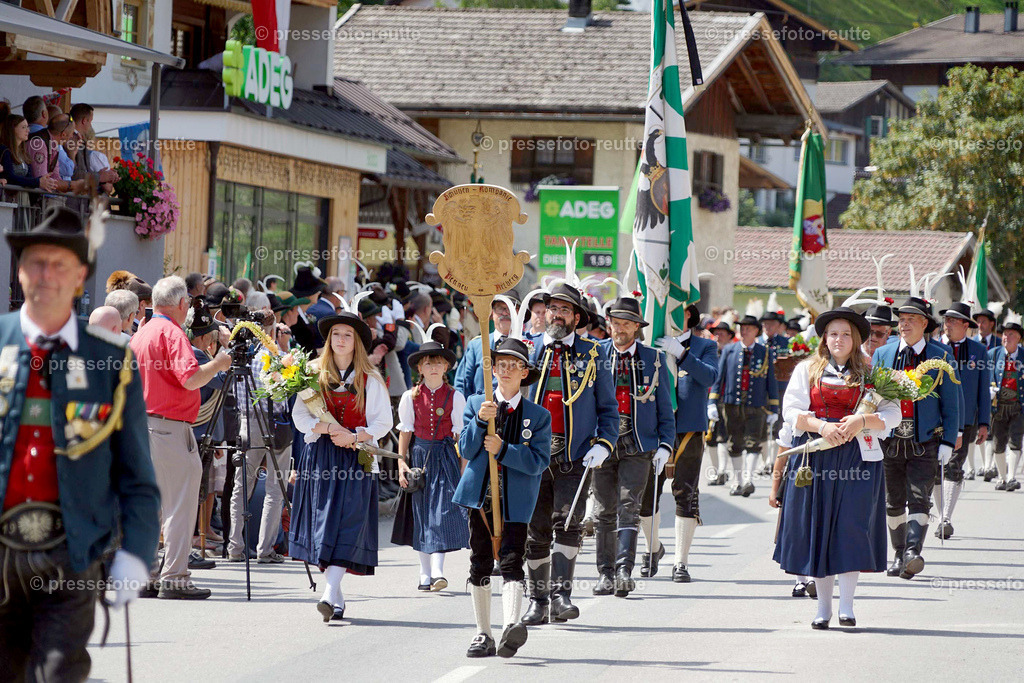 e17-news-2023-Juli23-Regimentsschuetzenfest3-Steeg-UMZUG_DORF-DSC07374 | Info aus dem Bezirk Reutte/Ausserfern Tirol sowie eine umfangreiche Bilddatenbank über die gesamte Region: Lechtal, Talkessel Reutte, Tannheimertal, Zwischentoren. Lech, Plansee, Zugspitze, Grenztunnel, B179, Fernpassstraße, Verkehr, Lawinen, Tradition, - Realisiert mit Pictrs.com