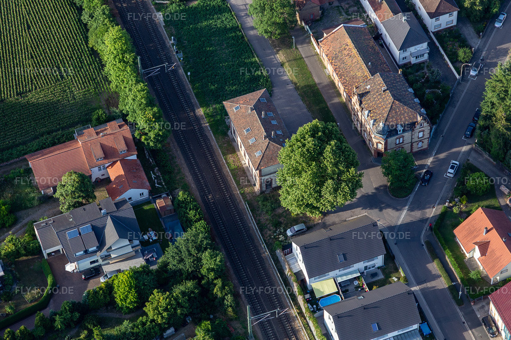 Luftbild: Alter Bahnhof in Rheinzabern im Bundesland Rheinland-Pfalz in Deutschland.Foto: IMG_133404.jpg vom 12.07.2022 durch Werner Riehm/FLY-FOTO.deAuflösung des Originals: 4906 x 3270 pxHatzenbühl – Das Tabakdorf in der Südpfalz
