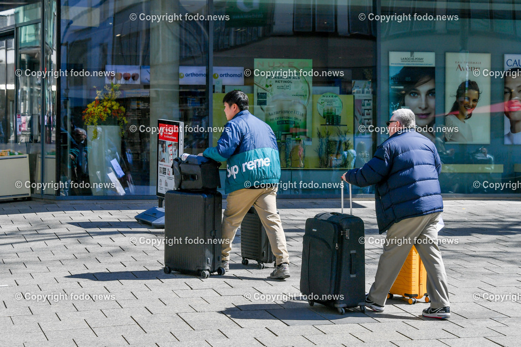 Deutschland_ Baden-Wuerttemberg_ Ulm_ 11.04.2025-24 | 11.04.2025, Deutschland, GER, Baden-Wuerttemberg, Ulm, im Bild Themenbild, Stadtansichten, Touristen, Reisende, Koffer, Besucher, Gepaeck, Fussgaengerzone, Fuzo, Feature, Symbolbild