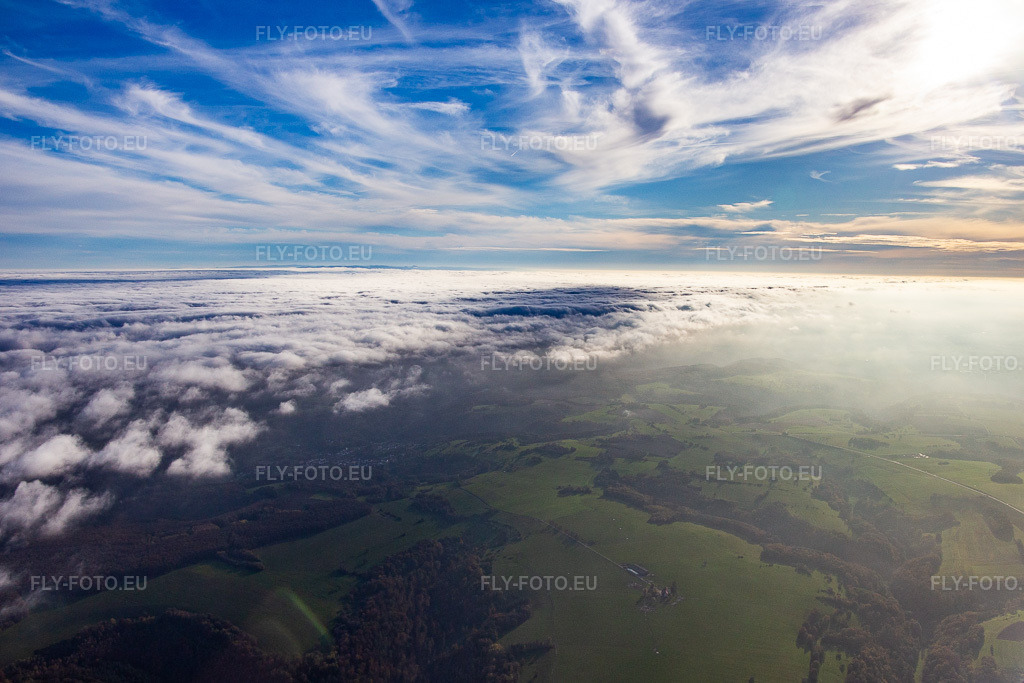 Vue aérienne: Nuages au-dessus des Vosges du Nord à Roppeviller dans le département Moselle, France. Photo: IMG_143776.jpg prise le 26/10/2024 par Werner Riehm/FLY-FOTO.eu – Résolution de l'original: 4679 x 3120 px