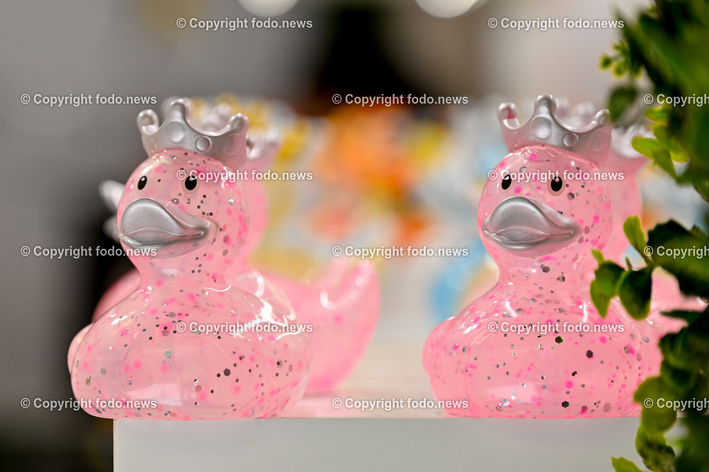 Kroatien_ Split_ 21.07.2025-151 | 21.07.2025, Kroatien, HRV, Split, im Bild Themenbild, Stadtansichten, Duck Shop, Ente, Shopping, Touristen, Tourismus, Feature, SymbolbildSplit zweitgroesste Stadt Kroatiens. Die Stadt ist Verwaltungssitz der Gespanschaft Split-Dalmatien 