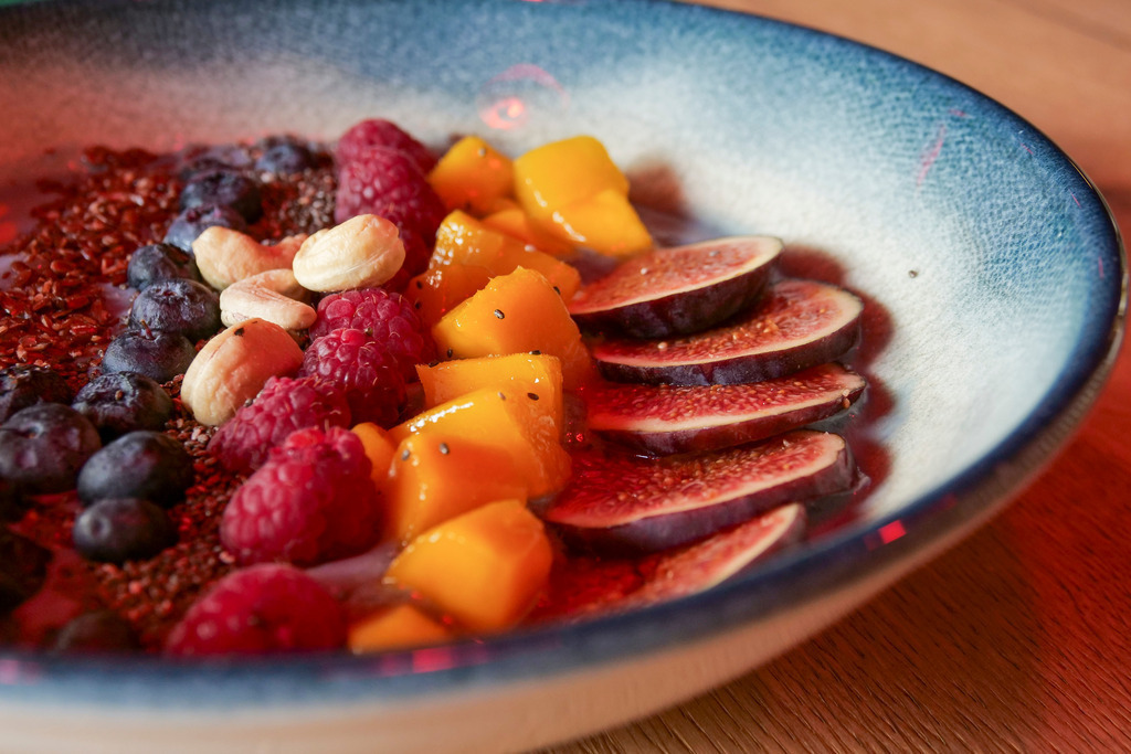 Café | Ludwigsburg - Vor drei Wochen hat in der Wilhelmsgalerie das Café Cup &amp; Bowl eröffnet. Im Bild: Bali Bowl mit u.a. blaue spirulina, Bananen, Ananas, Kokosmilch ud Pfirsich - Realisiert mit Pictrs.com
