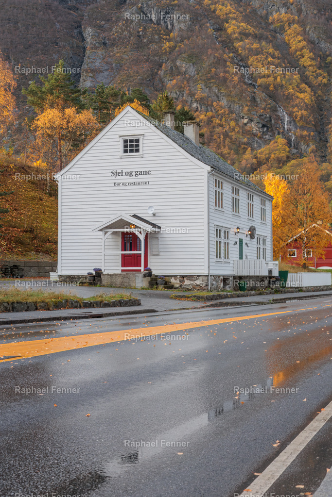 Herbst in Eidfjord – Norwegische Stille | Aufgenommen an einem stillen Oktobertag in Eidfjord, Norwegen. Die weiße Holzkirche steht im Kontrast zu den leuchtenden Herbstfarben der umliegenden Berge. Das nasse Pflaster spiegelt die Szene und verstärkt die besondere Stimmung dieser Aufnahme – klar, ruhig und nordisch geprägt.Ein Bild für alle, die sich nach Natur, Weite und der Schönheit nordischer Orte sehnen – jetzt als hochwertiger Print erhältlich.