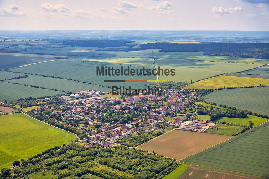 Hakeborn-Börde-Luftbild-Sachsen-Anhalt_4345 | Die Luftaufnahme zeigt Hakeborn aus der Vogelperspektive. Zu sehen sind die gewachsene Ortsstruktur und die umliegenden landwirtschaftlich genutzten Flächen. Hakeborn gehört zur Gemeinde Börde-Hakel im Salzlandkreis. - Realisiert mit Pictrs.com