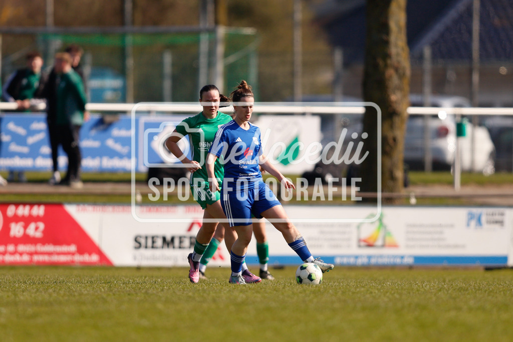 Fußball I Frauen I Saison 2025-2026 I Oberliga Niedersachsen I 17. Spieltag I TuS Lutten - BW Hollage-58 | Emily Grimm (12, BW Hollage) im Ballbesitz. - Realisiert mit Pictrs.com