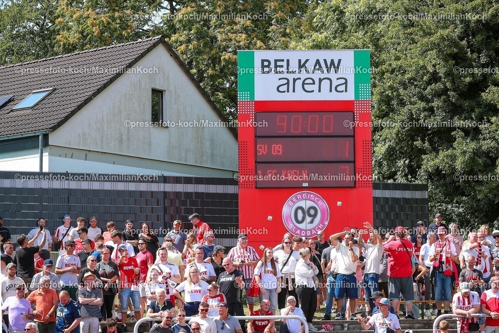 1FC12072501319 | 12.07.2025, Fußball, SV Bergisch Gladbach 09 - 1. FC Köln, Testspiel, BELKAW-Arena, Saison 2025 2026: Fans vor der Anzeigetafel mit dem Endstand 7:1 für den FC Köln DFB regulations prohibit any use of photographs as image sequences and or quasi-video.