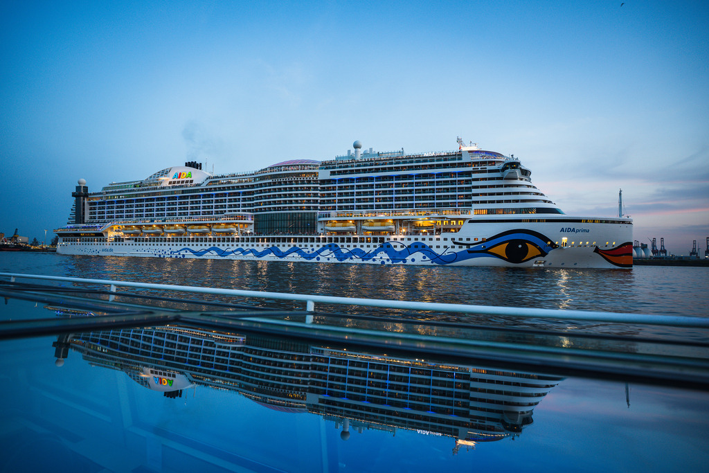 AIDAprima: Perspektive und Spiegelung | Die beeindruckende AIDAprima zur blauen Stunde im Hamburger Hafen, mit der Spiegelung im Dach der Ehlers Barkasse. - Realisiert mit Pictrs.com