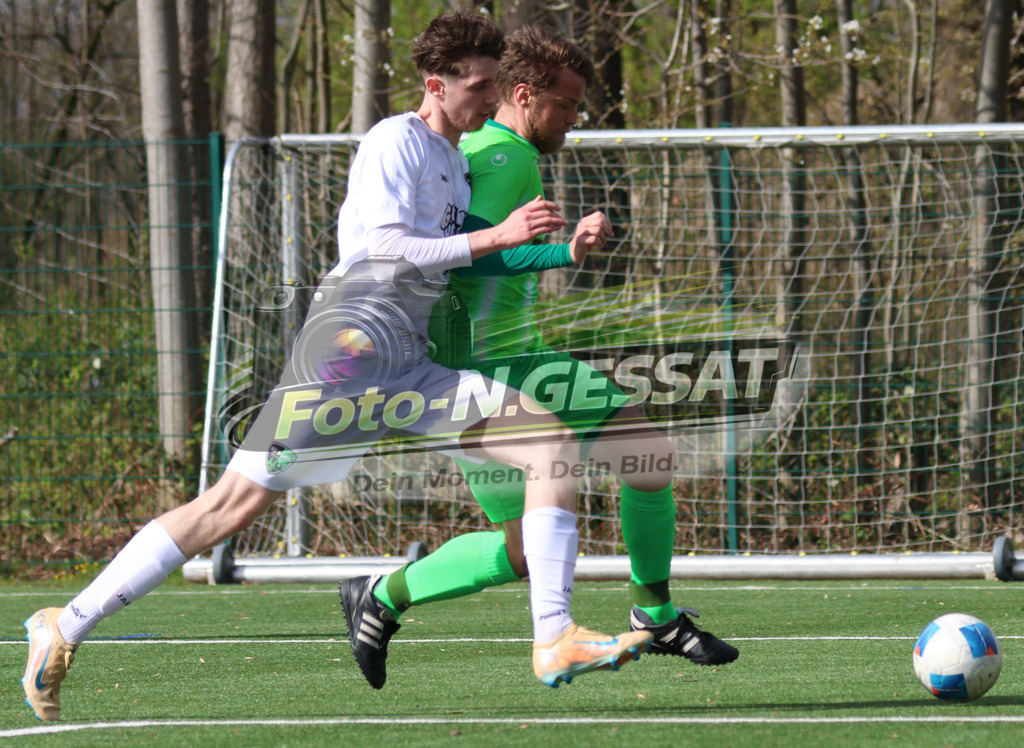SC Bünde - TuS Ahmsen | Auf dem Bild zu sehen: weiß SC Bünde: Jordan Dusinovic ; grün TuS Ahmsen: Sebastian EwertSC Bünde, TuS Ahmsen, Saison 25/26, Bezirksliga, Deutschland - Realisiert mit Pictrs.com