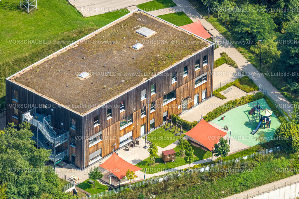 Meschede250807367 | Luftbild, AWO Kindergarten Mobile Kita mit roten Sonnensegel, Am Ziegeleiteich, Meschede-Stadt, Meschede, Sauerland, Nordrhein-Westfalen, Deutschland