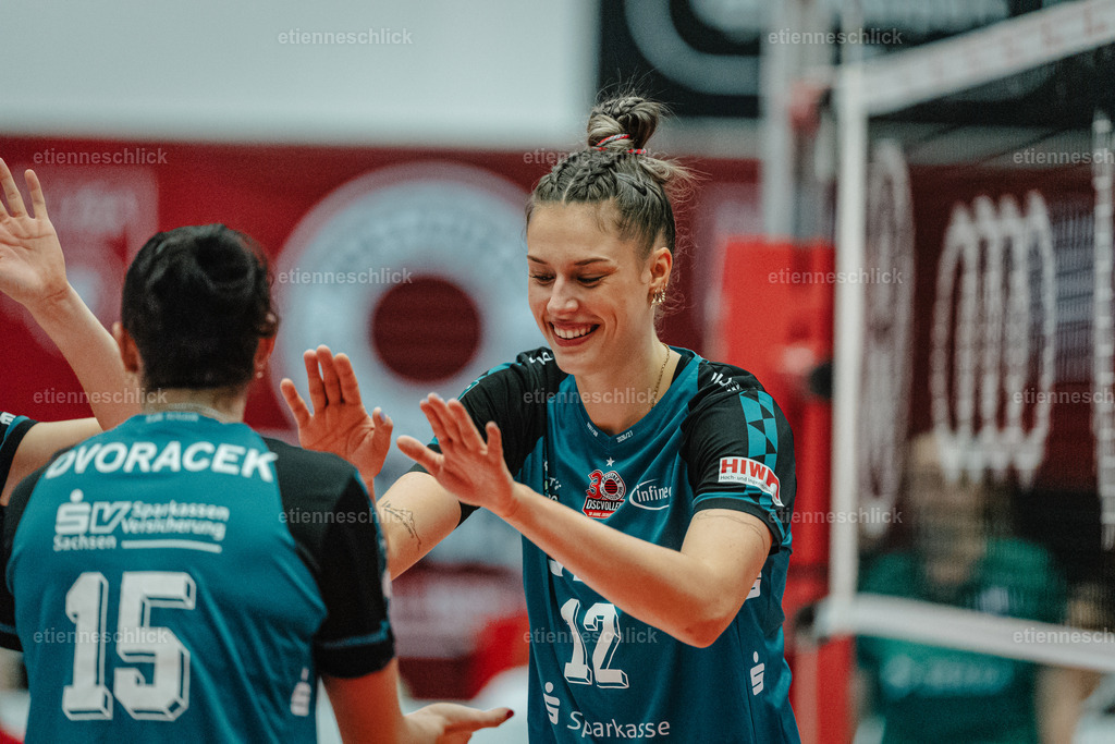 Dresdner SC - Binder Blaubären TSV Flacht, DEKRA 1. Bundesliga Frauen, Volleyball | Im Bild: Maia Dvoracek (15, Dresdner SC) klatscht mit Mette Marleen Pfeffer (12, Dresdner SC) ab24.10.2026, Dresdner SC -  Binder Blaubären TSV Flacht, DEKRA 1. Bundesliga Frauen, Volleyball, Deutschland, Dresden, Cyberport Arena