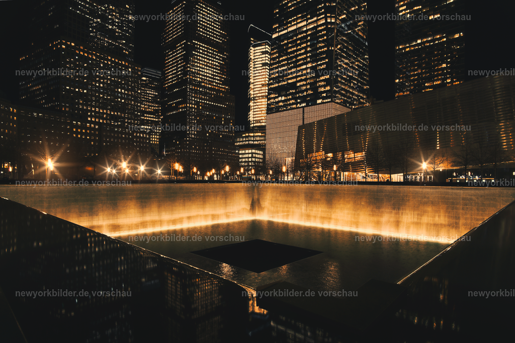 Ground Zero Memorial bei Nacht | In der Dunkelheit von Manhattan leuchtet Ground Zero wie ein stilles Versprechen: Das Wasser fließt in den Becken, umgeben von warmem Licht. Ein Ort der Erinnerung, der Hoffnung und der Würde – eingefangen in einem Moment, den man niemals vergisst.