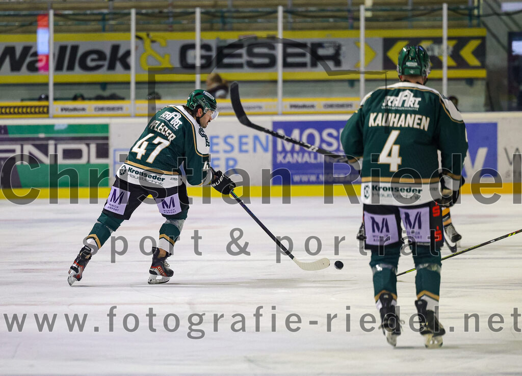 2025-11-02_038_TSV_Erding_gegen_EV_Fuessen | Erding, Deutschland, 02.11.2025:Eishockey, Oberliga Süd 2025 / 2026, 15. Spieltag, TSV Erding gegen EV Füssen, Endergebnis: 2:6Marco Pfleger (Erding Gladiators, #47), Jesse Kauhanen (Erding Gladiators, #4)Foto: Christian Riedel / fotografie-riedel.net
