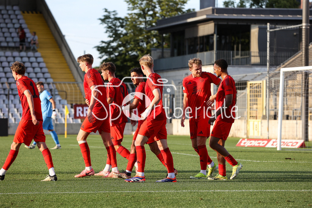 FC Bayern Amateure - SpVgg Ansbach | Jubel nach dem Treffer zum 2-0 durch Davide Dell`ERBA (FCB #7) / Freude / Tor / Torschuetze / Foulelfmeter
