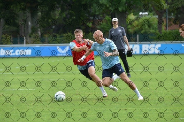 RGE_0167 | Hertha BSC, 2.Bundesliga, Herren, Fußball, Training auf dem Schenckendorffplatz, Dienstag 18.08. 2026, Saison 2026/27,  im Bild von li.  Gustav Christensen ( Hertha BSC ), Jon Dabur Thorsteinsson ( Hertha BSC ),  Fotograf: Ralf Gebhardt - Realisiert mit Pictrs.com