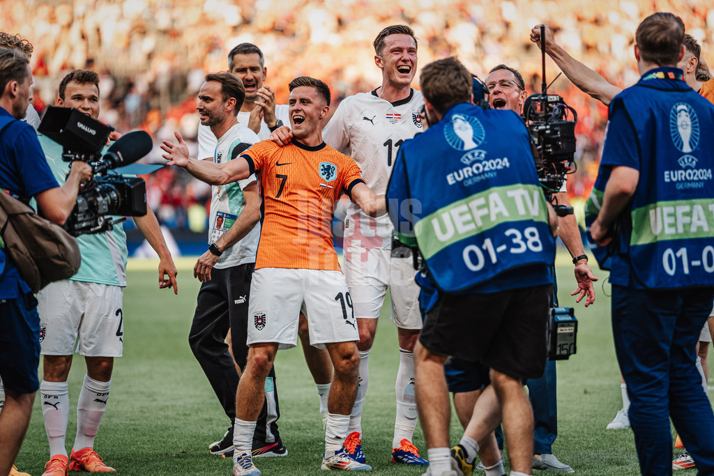 Fußball | Herren | UEFA-Fußball-Europameisterschaft 2024 | Gruppe D | Niederlande vs. Österreich | 25.06.2024 | v.l. Christoph Baumgartner (#19, Österreich) Michael Gregoritsch (#11, Österreich) und Trainer Ralf Rangnick (Österreich) feiern den Sieg