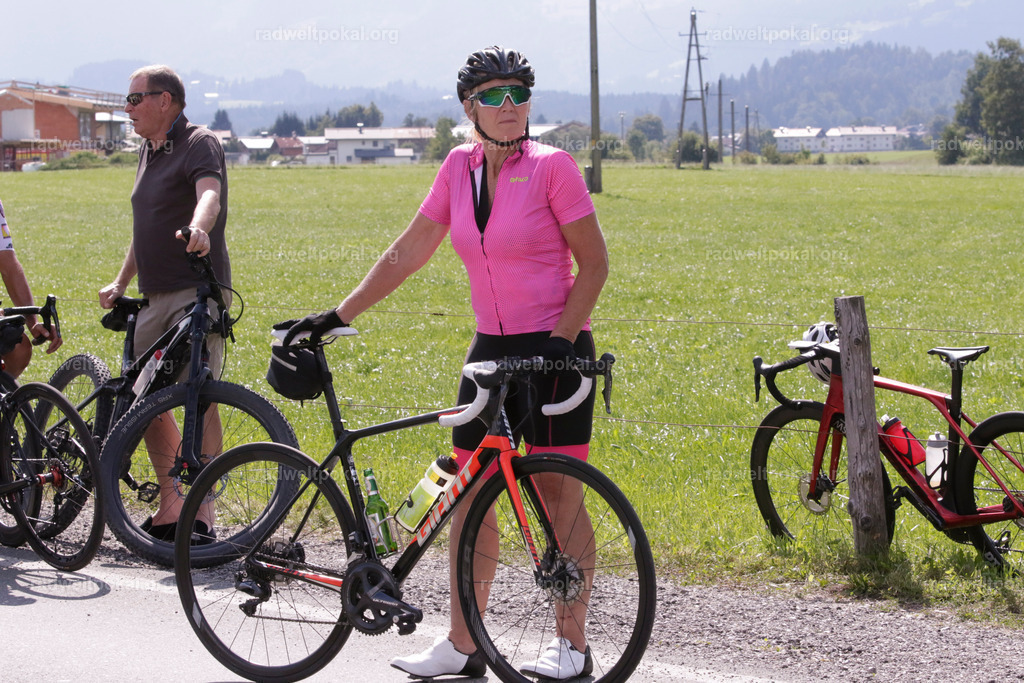 1030_20230817_Bewerb_Maenner_Muehlanger | AUT - OESTERREICH, 2023-08-16: SPORT RENNRAD-FAHREN - 55. INTERNATIONALER RADWELTPOKAL IN ST. JOHANN IN TIROL  - Vintage-Radrennen mit WM-Bronze-Medaillen-Siegerin Christina Schweinberger, den Teilnehmer und Alexander Baumann (vom Orginastions-Team) - TAG 2 BEWERB MAENNER IN SECHS GRUPPEN  ; Foto: Roland Muehlanger