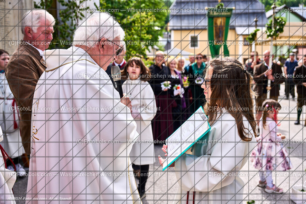 ALP7898_Fronleichnam_Lackenhof_Pfarrer-Segen | (C)FotoLois.com, Alois Spandl. FRONLEICHNAM in Lackenhof mit Pfarrer Norbert Burmettler, Musikkapelle, Feuerwehr, Goldhaubengruppe und vielen LackenhoferInnen, Do 30. Mai 2024.
