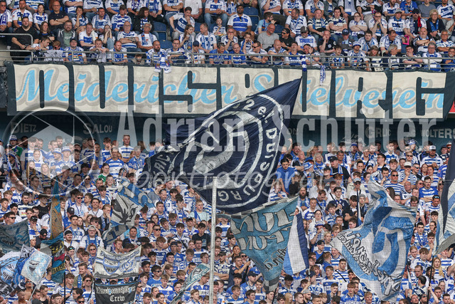 03.05.2026, GER, Fussball, Herren, 3. Liga, Saison 2025/2026, MSV Duisburg - FC Energie Cottbus | die Fans vom MSV Duisburg mit Fahnen und Bannern