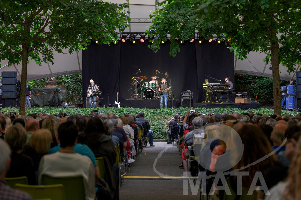 _DWI2385 | John Lees von John Lees' Barclay James Harvest live bei einem Konzert in Serenadenhof Nürnberg, 01.07.2023 - Realisiert mit Pictrs.com