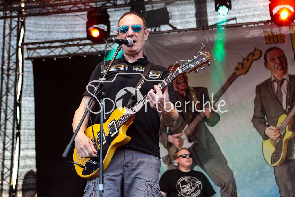 Sommer am Kiez | Nikolaj "Sonnenscheisse" von der Band "Die Kassierer" beim Auftritt auf dem Augsburger Festival "Sommer am Kiez" an der Gitarre / Livemusik / Konzert / Musik / Laut / Punk / Punkmusik / Gitarrist