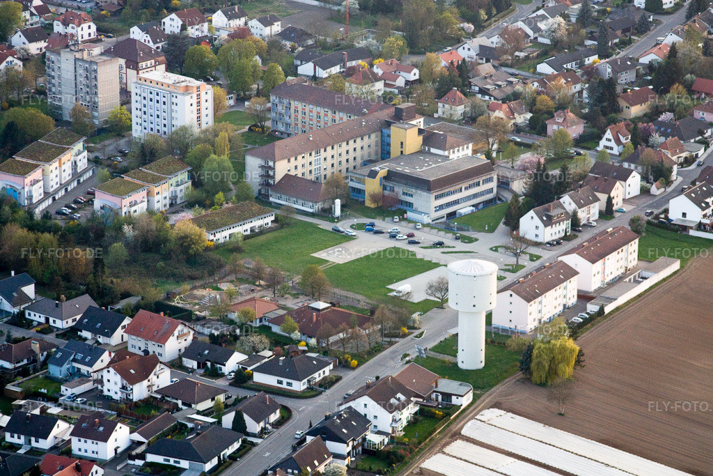 Luftbild: Asklepius Klinik hinte dem Wasserturm in Kandel im Bundesland Rheinland-Pfalz in Deutschland. Foto: IMG_17630.jpg vom 10.04.2009 durch Werner Riehm/FLY-FOTO.de