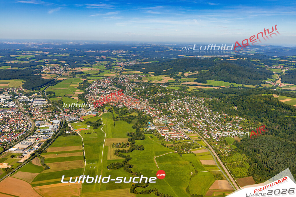 Luftaufnahme der Stadt Hersbruck - Die Luftaufnahme wurde 2025 vom UL-Flugzeug heraus erstellt ( keine Drohne ) - Hochauflösende Luftaufnahme - für professionelle Ausdrucke geeignet. Die Geschenkidee !Mit Lizenz und Bildrechte bestellbar