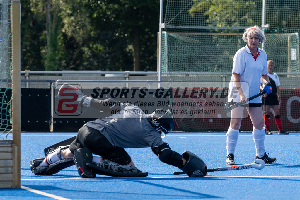 SFE_20240817_0047 | Krefeld, Deutschland, 17.08.2024:  European Cup for Recreational Hockey Players im KTHC Stadion Rot-Weiss Köln Tennis and Hockey Club am 17.08.2024 in Krefeld, Deutschland. (Foto von Stephan Fehrmann)Krefeld, Germany, 17.08.2024: European Cup for Recreational Hockey Players in KTHC Stadion Rot-Weiss Köln Tennis and Hockey Club at 17.08.2024 in Krefeld, Deutschland. (Foto from Stephan Fehrmann)