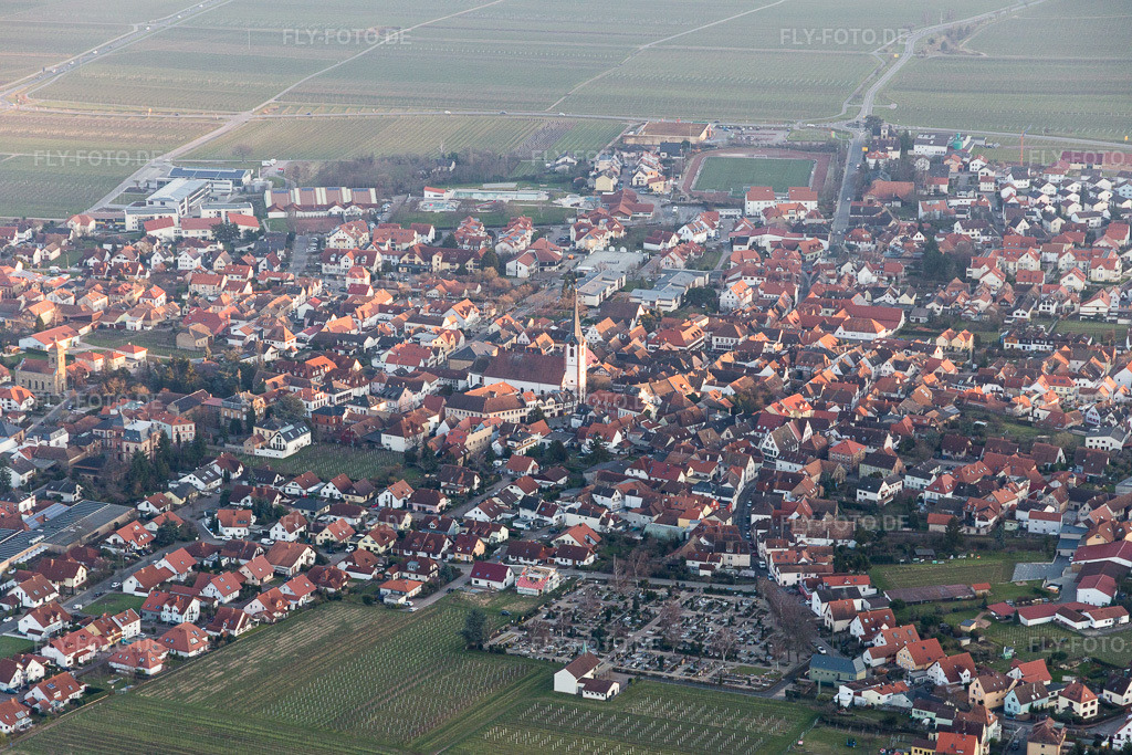 Luftbild: Ortsansicht im Ortsteil Diedesfeld in Neustadt im Bundesland Rheinland-Pfalz in Deutschland. Foto: IMG_105192.jpg vom 24.03.2018 durch Werner Riehm/FLY-FOTO.de