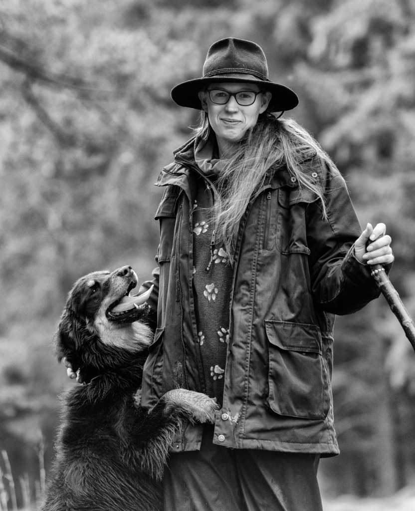 wanderschaefereien-schleswig-holstein-005 | Melanie Kley mit Awik, einer Altdeutschen Hütehündin. - Realisiert mit Pictrs.com